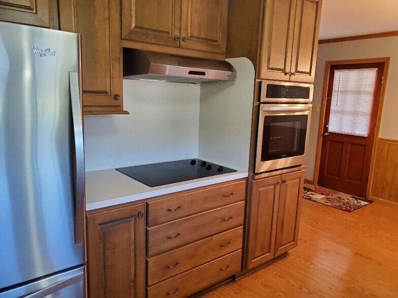 Building Photo - 302 Robbie St