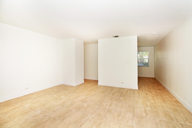 Building Photo - 630 Prosperity Farms Rd