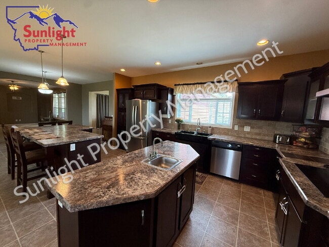 Building Photo - 3 Bed 2 Bath 2,756 sq ft on 2+ acres in Columbus
