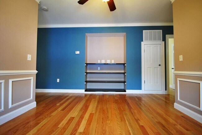 Building Photo - Oak Sq. Brighton 3-bed with Parking