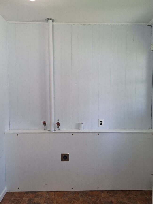 Building Photo - Cute white cottage with white picket fence & Huge deck off back door!