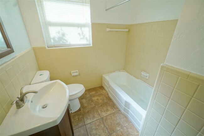 Building Photo - 1804 Skyland Dr