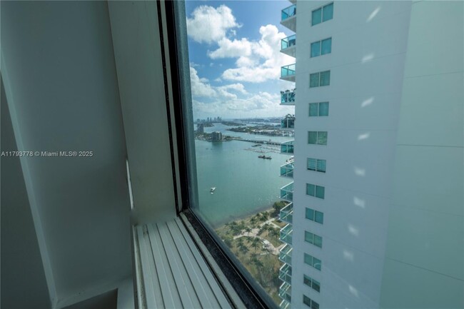 Building Photo - 1900 N Bayshore Dr