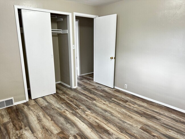 Building Photo - 3 Bed 1.5 Bath with an Additional Bedroom