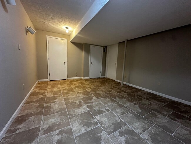 Building Photo - 3503 Lakeside Ct