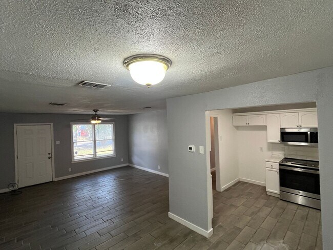 Building Photo - Four Bedroom Two Bath in Calallen School District!!