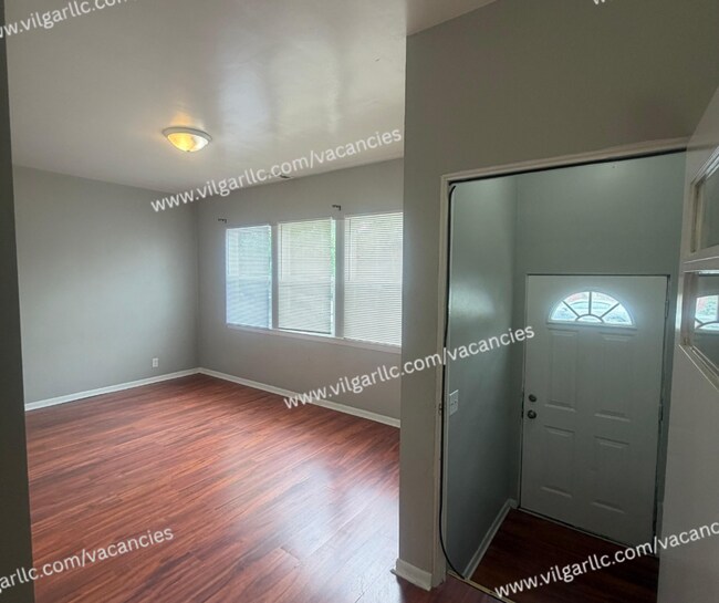 Building Photo - 4842 Northcote Ave