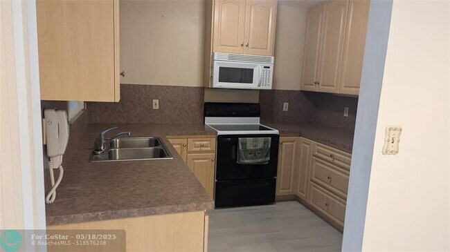 Building Photo - 2080 SW 38th Ave
