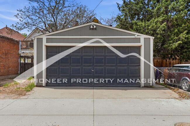 Building Photo - Spacious Condo with Storage Area and Parking!
