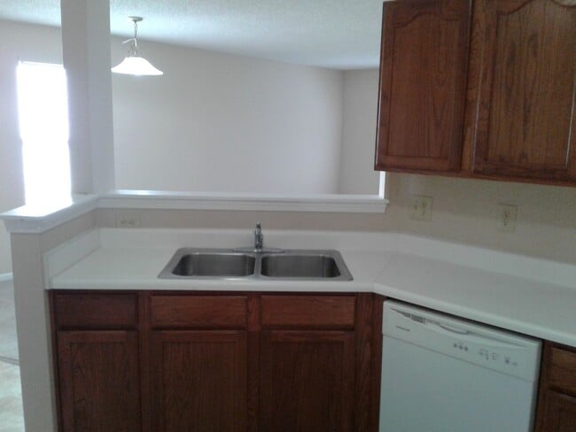 Building Photo - Wonderful 2 BR Ranch in Plainfield!