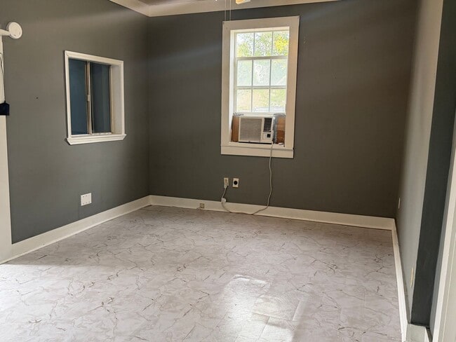 Building Photo - 1 bedroom, 1 bathroom Home Available in Broussard!