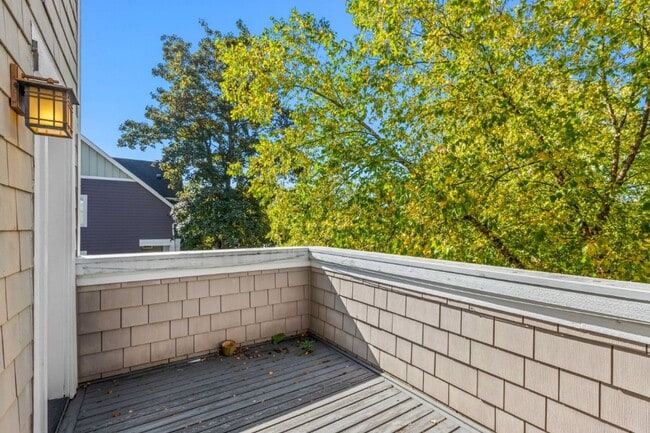 Building Photo - 2bd/1.75Ba Seattle Townhouse