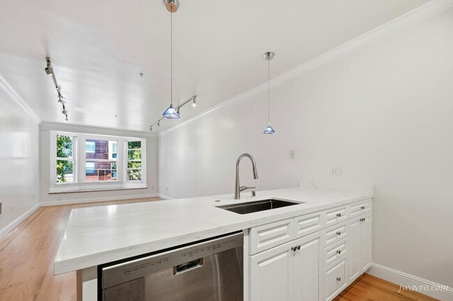 Building Photo - 166 Sanchez St