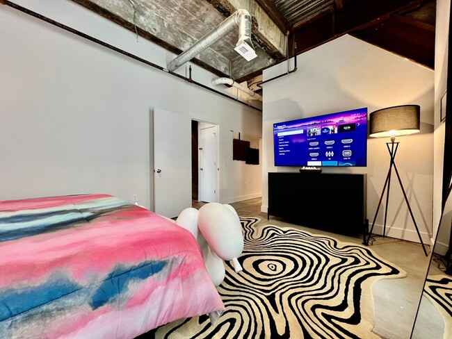 Building Photo - Swanky, Funky, Groovy, loft space Cincinna...
