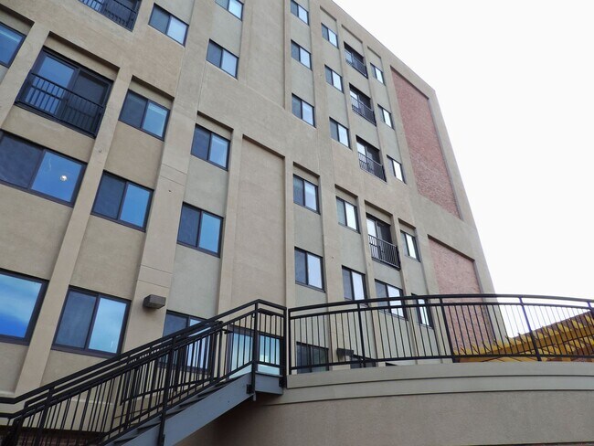 Building Photo - Stylish 1-Bed • 819 Sq. Ft. • Free Interne...