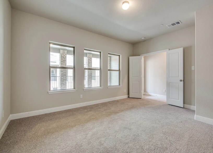 Building Photo - 4176 Kearsage Dr