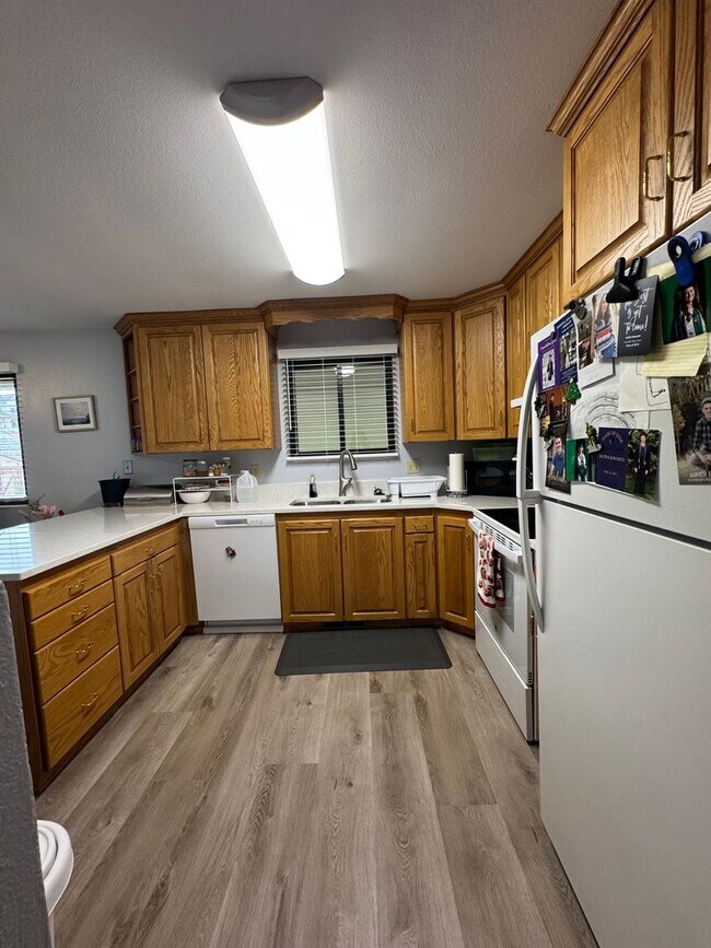 Building Photo - Spacious 4-Bedroom Home in Roosevelt, UT!
