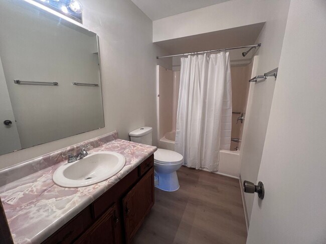 Building Photo - Spacious Two-Bedroom Duplex in Kentwood!