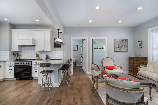 Building Photo - Montford Furnished Rental