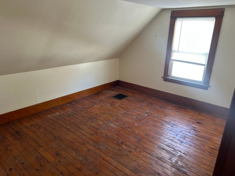 Building Photo - 345 Main St