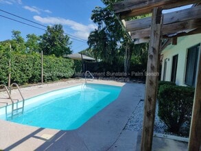 Building Photo - 609 White Water Dr