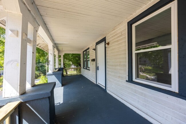 Building Photo - Renovated Large 4 Bedroom House in McKeesp...
