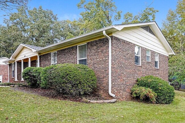 Building Photo - 1831 Mara Dr NE