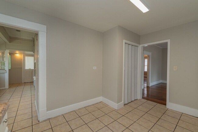 Building Photo - $1500 - 3 bed/1 bath house in Central Aven...