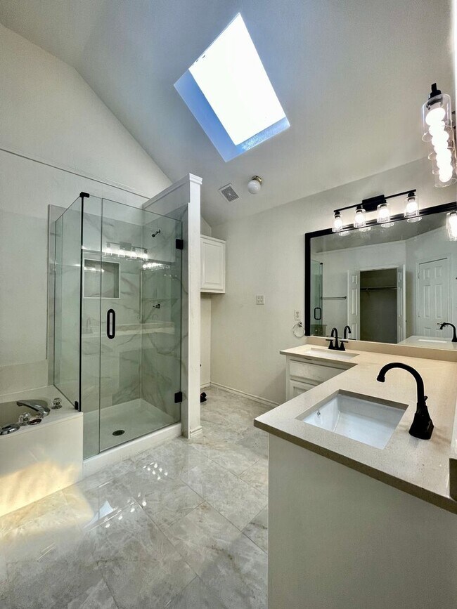 Building Photo - Recently updated home minutes from Grandscape