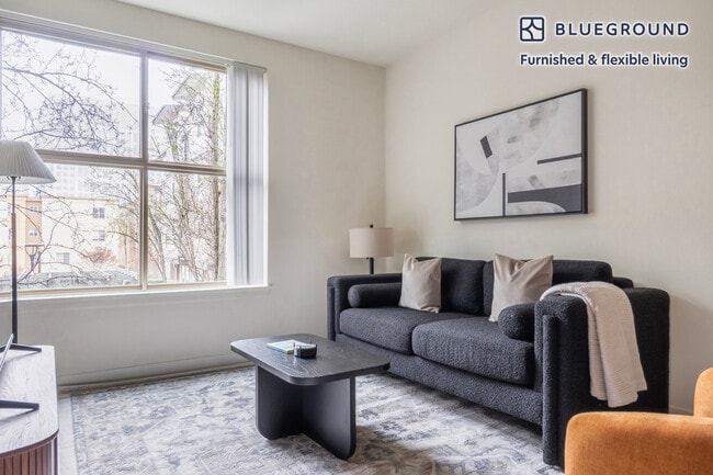 Building Photo - 11000 NE 10th St