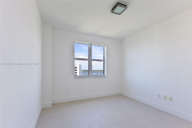 Building Photo - 7900 Harbor Island Dr