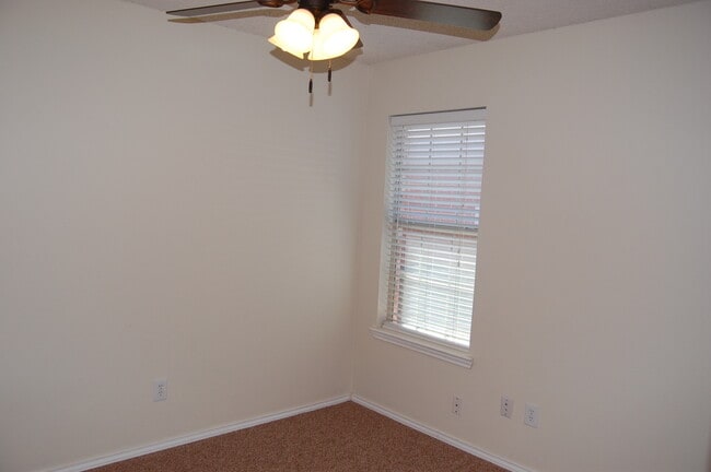 Building Photo - Stylish 3/2/2 Home with Fireplace and Cove...