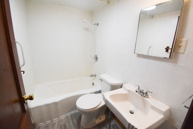 Building Photo - Cute 2br Home with Large Private Yard For ...