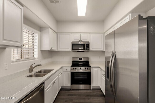 Building Photo - 2838 E Tracy Ln