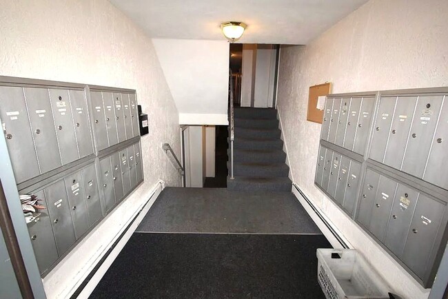 Building Photo - Updated 1 bedroom condo in ideal North Reading / Andover Rte 28 location.