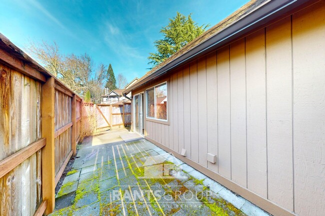 Building Photo - Lovely pet-free end unit in an established...