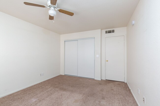 Building Photo - Spacious 3-bedroom 2 bath Condo in gated c...