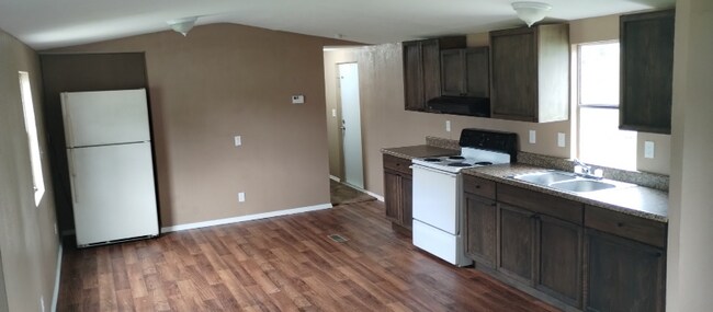 Building Photo - 135 SE Guinevere Ct