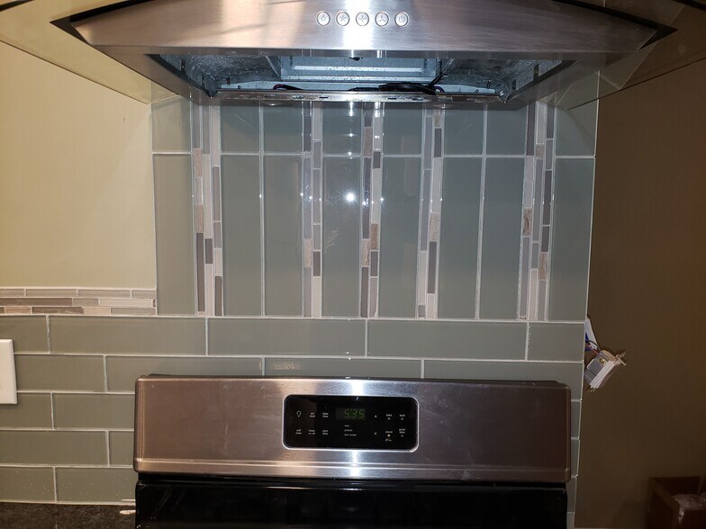 Stove and Backsplash - 1413 W Ritner St