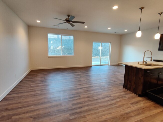 Building Photo - *MOVE IN SPECIAL - HALF OFF FIRST MONTH'S ...