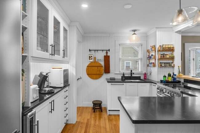 Building Photo - 13 Roosevelt Ave