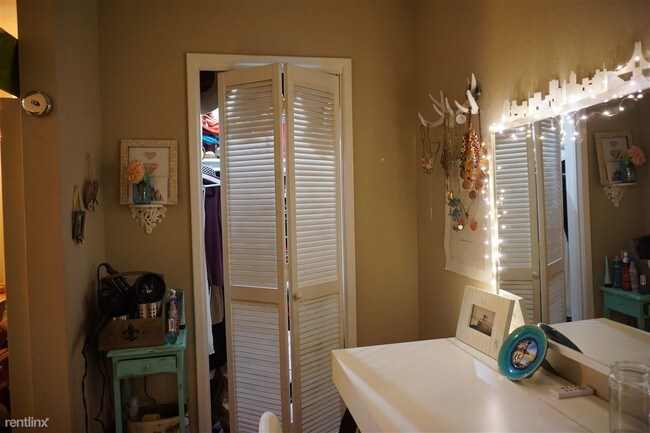 Building Photo - 660 Roble Ave