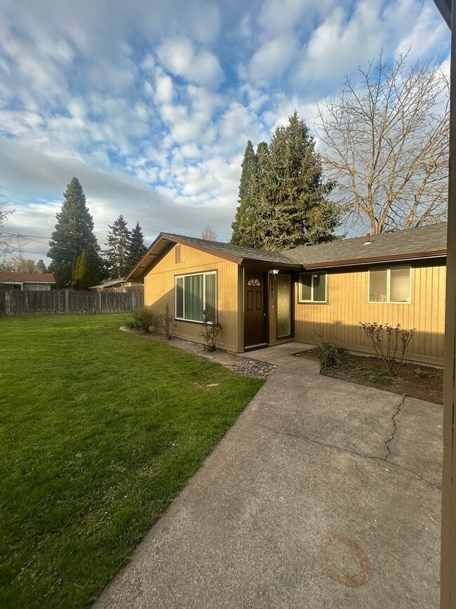 Building Photo - (473) Walnut Duplex - 2 Bedroom / 1 Bathroom - Updated