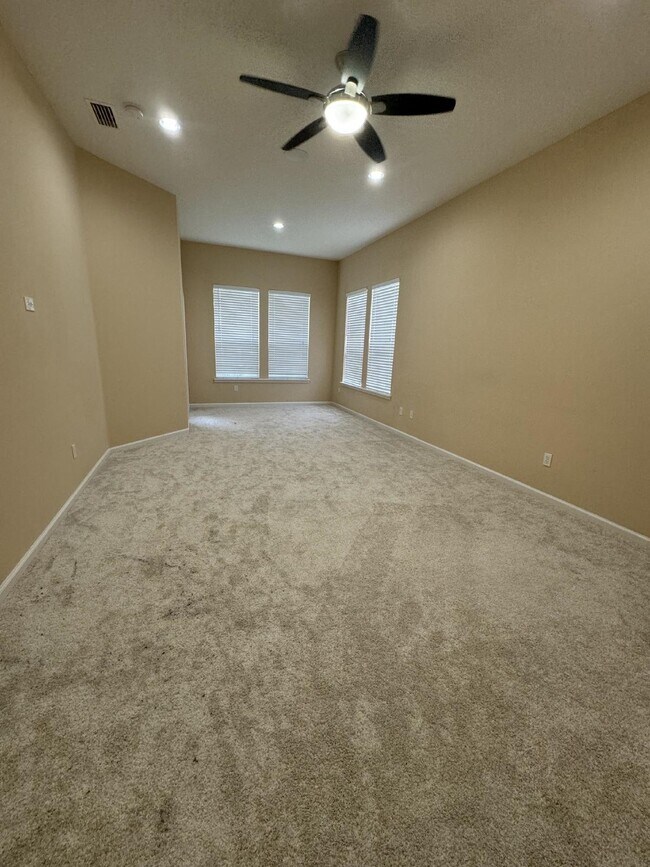 Building Photo - 4 bedroom 3 bath home in the Mandarin/ Sou...