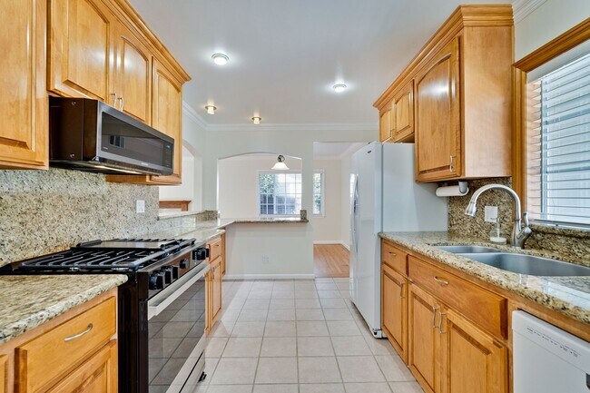 Building Photo - Charming & Refreshed Well-Maintained 4 Bed...