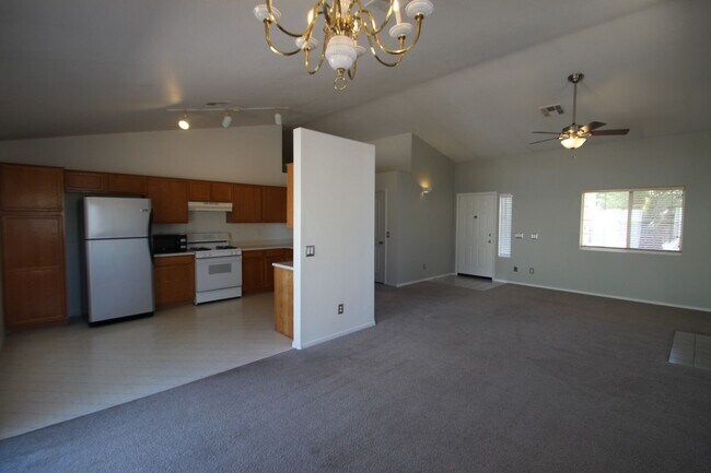 Building Photo - Green Valley area single story home with 3...