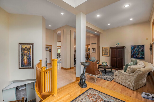 Building Photo - 811 Western Hills Dr