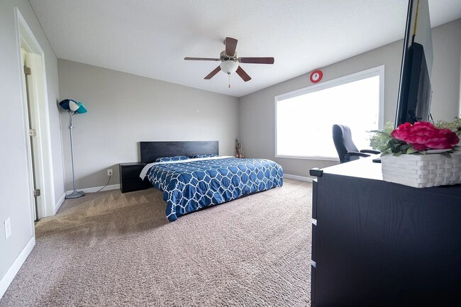 Building Photo - Rare super nice 3 bed end unit townhouse f...