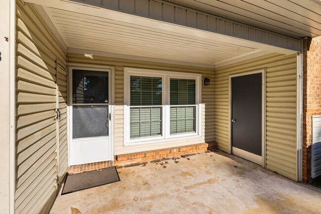 Building Photo - *MOVE IN READY* 3 Bed, 2 Bath Condo, Close to Uptown!!!