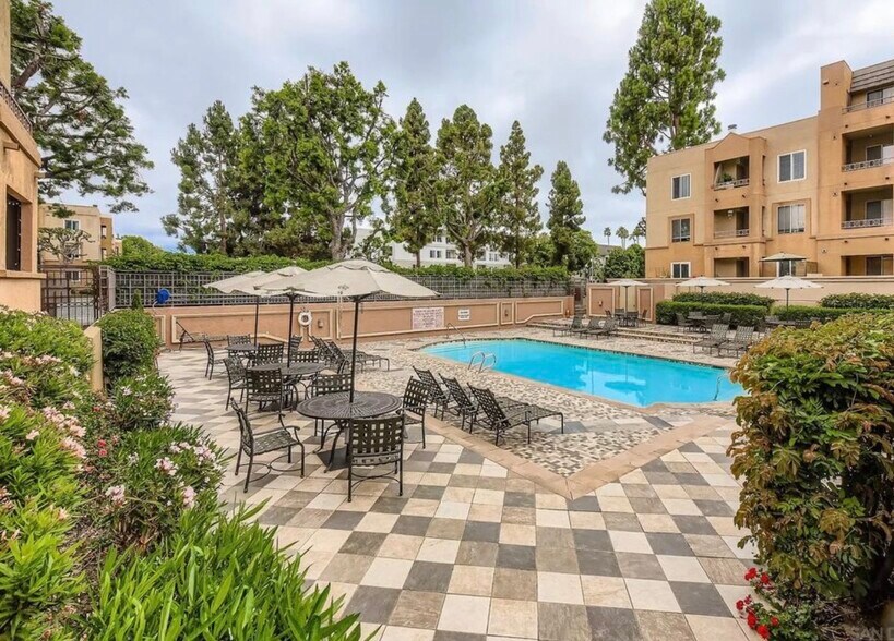 Building Photo - 8889 Caminito Plaza Centro